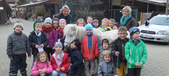 Tiere hautnah – Besuch der Klasse 1b auf dem Schwille-Hof