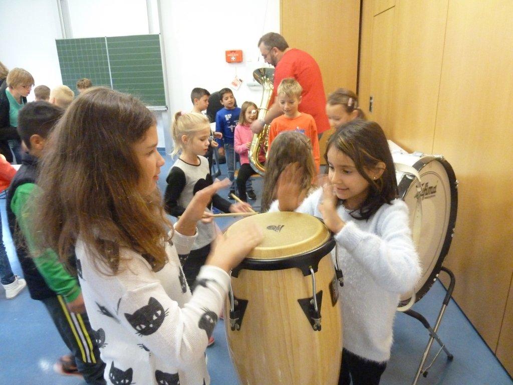 Musikverein Unterhausen zu Besuch in der Schule